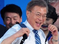 [포토] 성남 정책가방 메고 미소짓는 문재인