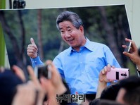 [포토] 문재인 유세장에 등장한 故노무현 사진