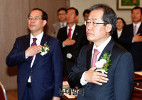 [포토] 국민의례하는 홍준표-하윤수