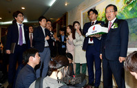 [포토] 질문에 답하는 홍준표 후보