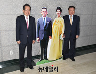 [포토] 박정희대통령 기념도서관에서 촬영하는 홍준표