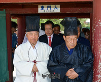 [포토] 수로왕릉 입구서 예 갖추는 홍준표