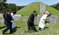 [포토] 김해 수로왕릉 찾은 홍준표