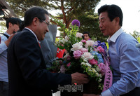 [포토] 울산서 지지자에게 꽃다발 받는 홍준표