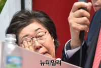 [포토] 홍준표 후보 아버지 일화에 눈물 흐리는 이은재 의원