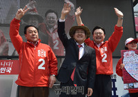 [포토] 동두천 시민들에게 손들어 인사하는 홍준표 후보