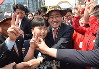 [포토] 동두천 시민들과 인사 나누는 홍준표 후보