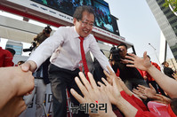 [포토] 시민들과 악수 나누는 자유한국당 홍준표 후보