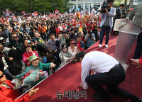 [포토] 시민들에게 큰절 올리는 자유한국당 홍준표 후보