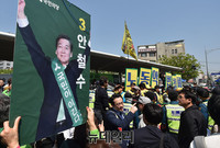 [포토] 민주노총에 저지당한 안철수 전태일 동상 방문행사