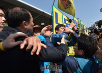 [포토] 민주노총 조합원들과 충돌하는 안철수 후보 지지자들