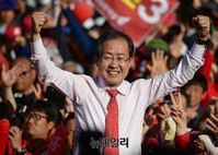 [포토] 대전서 승리의 두 주먹쥔 홍준표