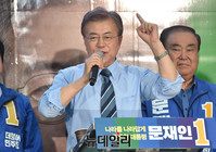 [포토] 의정부 시민들에게 지지호소 하는 문재인 후보