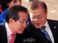 [포토] 부처님오신날, 대화나누는 홍준표-문재인