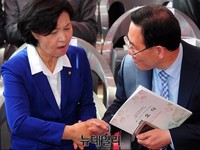 [포토] 부처님오신날, 악수하는 추미애-주호영