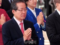 [포토] 부처님오신날, 합장하는 홍준표 후보