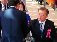 [포토] 부처님오신날, 악수하는 홍준표-문재인