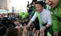 [포토] 지지자들과 악수 나누는 국민의당 안철수 후보