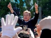 [포토] 창원서 만세하는 문재인