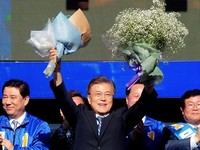 [포토] 창원유세, 꽃들고 만세하는 문재인