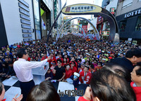 [영상] 홍준표, 비프광장서 부른 '돌아와요 부산항에'
