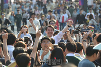 [포토] 손들어 인사하는 안철수 후보