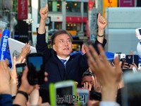 [포토] 진주유세, 만세하는 문재인