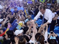 [포토] 진주시민과 악수 나누는 문재인