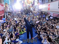 [포토] 진주시민에게 손 흔들어 화답하는 문재인