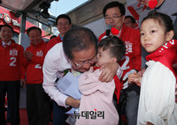 [포토] 아이에게 꽃다발 받은 홍준표