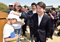 [포토] 하회마을 찾은 관광객들과 인사 나누는 안철수 후보