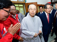 [포토] 단양 구인사 방문한 홍준표 후보
