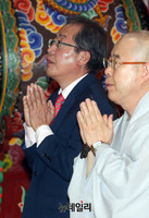 [포토] 단양 구인사서 합장하는 홍준표 후보