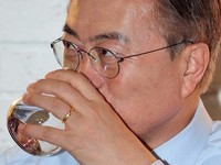 [포토] SM타워서 물 마시는 문재인