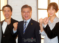 [포토] 화이팅 외치는 문재인