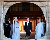 [포토] 해인사 둘러보는 국민의당 안철수 대선후보