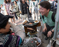 [포토] 국민속으로 뛰어든 안철수 국민의당 후보