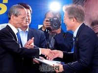 [포토] 통합정부 정책 제안서 받는 문재인