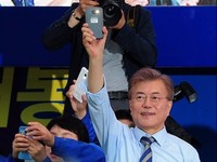 [포토] 고양유세, 플래시 퍼포먼스 하는 문재인