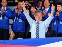 [포토] 고양유세, 대형 태극기 마주한 문재인