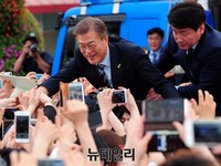 [포토] 고양유세, 악수하는 문재인