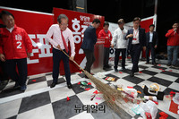 [포토] 강원 동해서 빗자루 든 홍준표