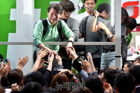 [포토] 시민들과 악수 나누는 안철수 국민의당 후보