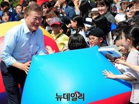 [포토] 어린이날, 공 굴리는 문재인