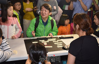 [포토] 학부모 만나 보육정책 설명하는 안철수 후보