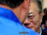 [포토] 선대위회의 미소짓는 문재인