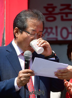 [포토] 물마시는 홍준표