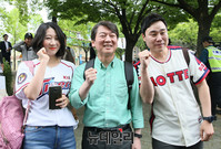 [포토] 야구팬들과 화이팅하는 안철수 후보