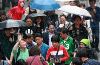 [포토] 비 맞으며 유세하는 안철수 후보