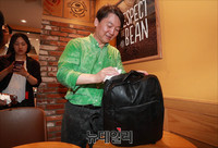 [포토] 비 피해 커피숍으로 들어선 안철수 후보